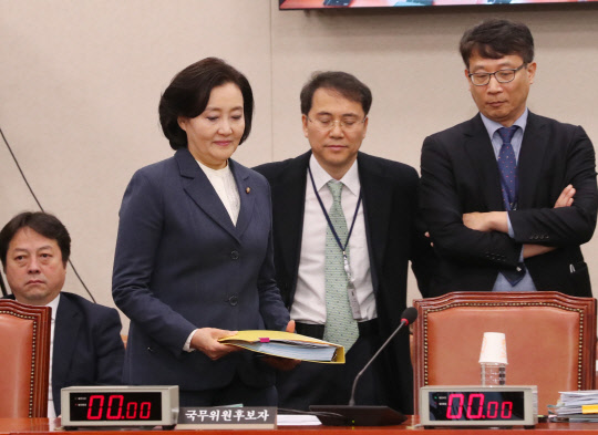 청문회장 들어서는 박영선 후보자      (서울=연합뉴스) 이진욱 기자 = 박영선 중소벤처기업부 장관 후보자(왼쪽)가 27일 국회 산업통상자원중소벤처기업위원회 인사청문회장으로 들어서고 있다. 2019.3.27      cityboy@yna.co.kr